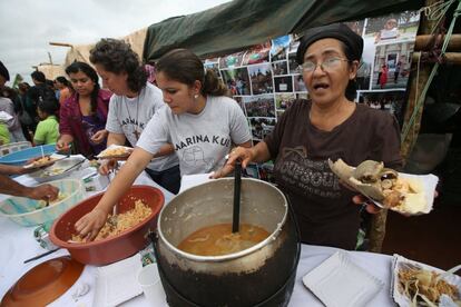 Un grupo de mujeres sirven comida a los asistentes al homenaje a las víctimas de Marina Kue.