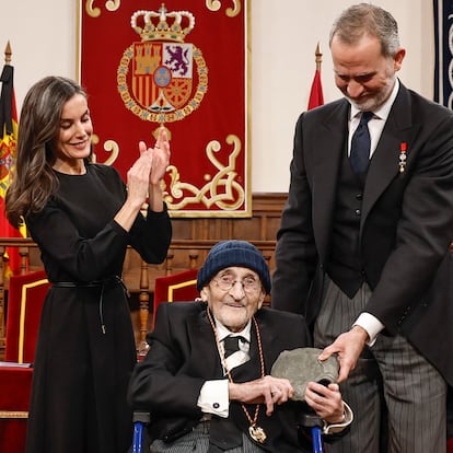 ALCALA DE HENARES (CA MADRID), 23/04/2025.- Los reyes Felipe y Letizia entregan al escritor Álvaro Pombo (c), el Premio Cervantes 2024, este miércoles en el paraninfo universitario de Alcalá de Henares. EFE/ Ballesteros/POOL