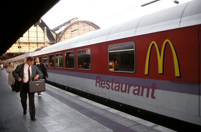 El llamado 'McTrain', vagón restaurante de McDonald's que circuló con algunos trenes alemanes, austriacos y suizos, en una imagen de 1993.