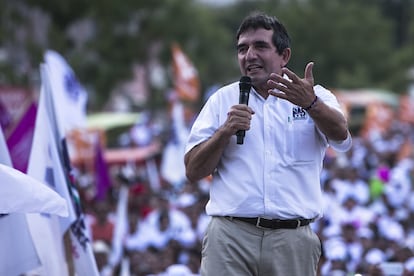 Héctor Melesio Cuén Ojeda habla durante un mitin de su campaña política en Culiacán, en mayo de 2016. 