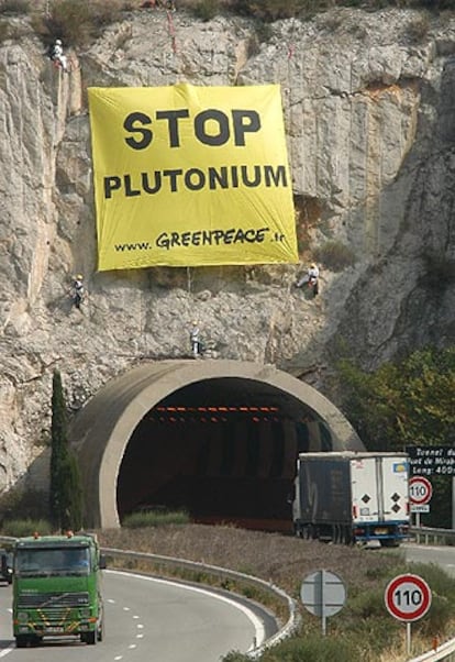 Militantes de Greenpeace despliegan una pancarta gigante de <i>Stop Plutonium</i> en el túnel de Pont Mirabeau.