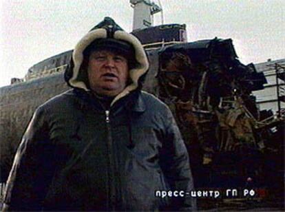 Imagen de la televisión del fiscal general ruso, Vladímir Ustinov, ante los restos del Kursk en Murmansk.