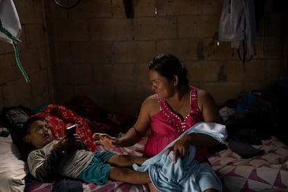 María, originaria del estado de Chiapas, migró a Quintana Roo y vive con sus hijos Cecilia, Erik, y Pedro en un predio invadido  en Tulum, Quintana Roo. 