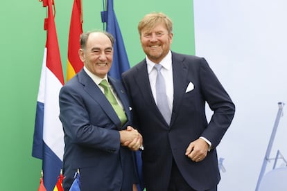 Ignacio Sánchez Galán, presidente de Iberdrola, y Willem-Alexander, el rey de Países Bajos, durante una visita a la instalación en junio pasado.  