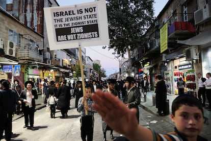"Los judíos no son sionistas" reza el cartel sostenido por un niño de la comunidad ultraortodoxa de Jerusalén. 