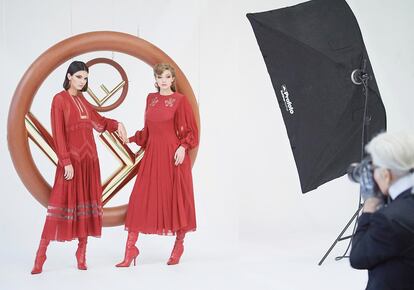 1. Botas rojas. Si lo diseña Karl Lagerfeld y se lo ponen Gigi Hadid y Kendall Jenner, ¿cómo no vamos a desearlo? Las botas de cuero rojo son el accesorio de la temporada y no podemos negarlo. Campaña de Otoño Invierno 17-18 de Fendi.