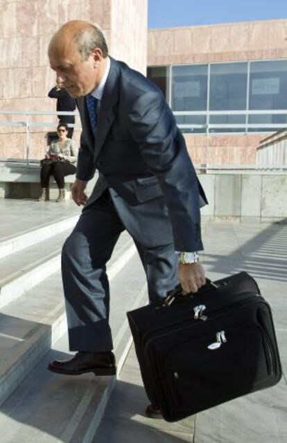 El abogado y presidente del Sevilla, José María del Nido, en los accesos a la Audiencia de Málaga.