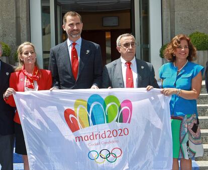 El príncipe Felipe junto al presidente del Comité Olímpico Español (COE) y de Madrid 2020, Alejandro Blanco (2ºd), la alcaldesa de Madrid, Ana Botella (d), y la responsable de relaciones internacionales, Theresa Zabell (i), posan hoy en la ciudad suiza de Lausana donde mañana presentarán la candidatura Madrid 2020 ante la asamblea del Comité Olímpico Internacional (COI). 2 de julio de 2013