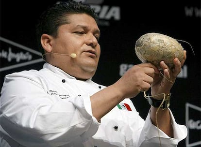 El chef mexicano Bricio Domínguez desplegó en Madrid Fusión su sabiduría del recetario prehispánico. Su cocina creativa recupera el pasado y recoge los avances culinarios de la vanguardia internacional. Lo prueban sus restaurantes de Guanajuato, El Jardín de los Milagros y Ocho Reales.