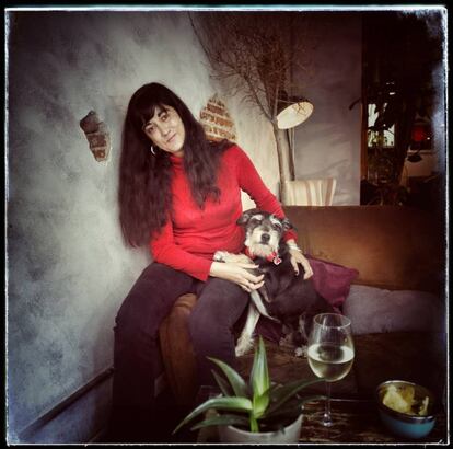 Micaela de la Maza, en el bar Matute con su perro Colega.