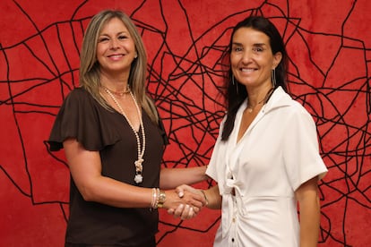 La consejera de Hacienda, Ruth Merino, y la directora de CaixaBank en la Comunidad Valenciana y Región de Murcia, Olga García, tras suscribir la operación de crédito, este viernes.