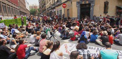 Concentración ante el edificio de Bankia en la calle de Sebastián Elcano.