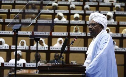 El presidente sudanés Omar al Bashir se dirige al parlamento el pasado 1 de abril.