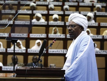 El presidente sudanés Omar al Bashir se dirige al parlamento el pasado 1 de abril.