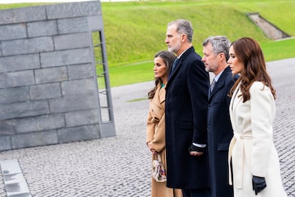 Don Felipe y doña Letizia, junto a Federico de Dinamarca y su mujer, la princesa Mary, en un acto oficial en Copenhague durante la visita oficial de los Reyes a Dinamarca, el 7 de noviembre de 2023.