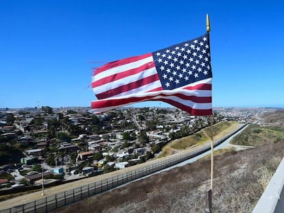 Uma agente na fronteira entre a Califórnia (Estados Unidos) e o México.