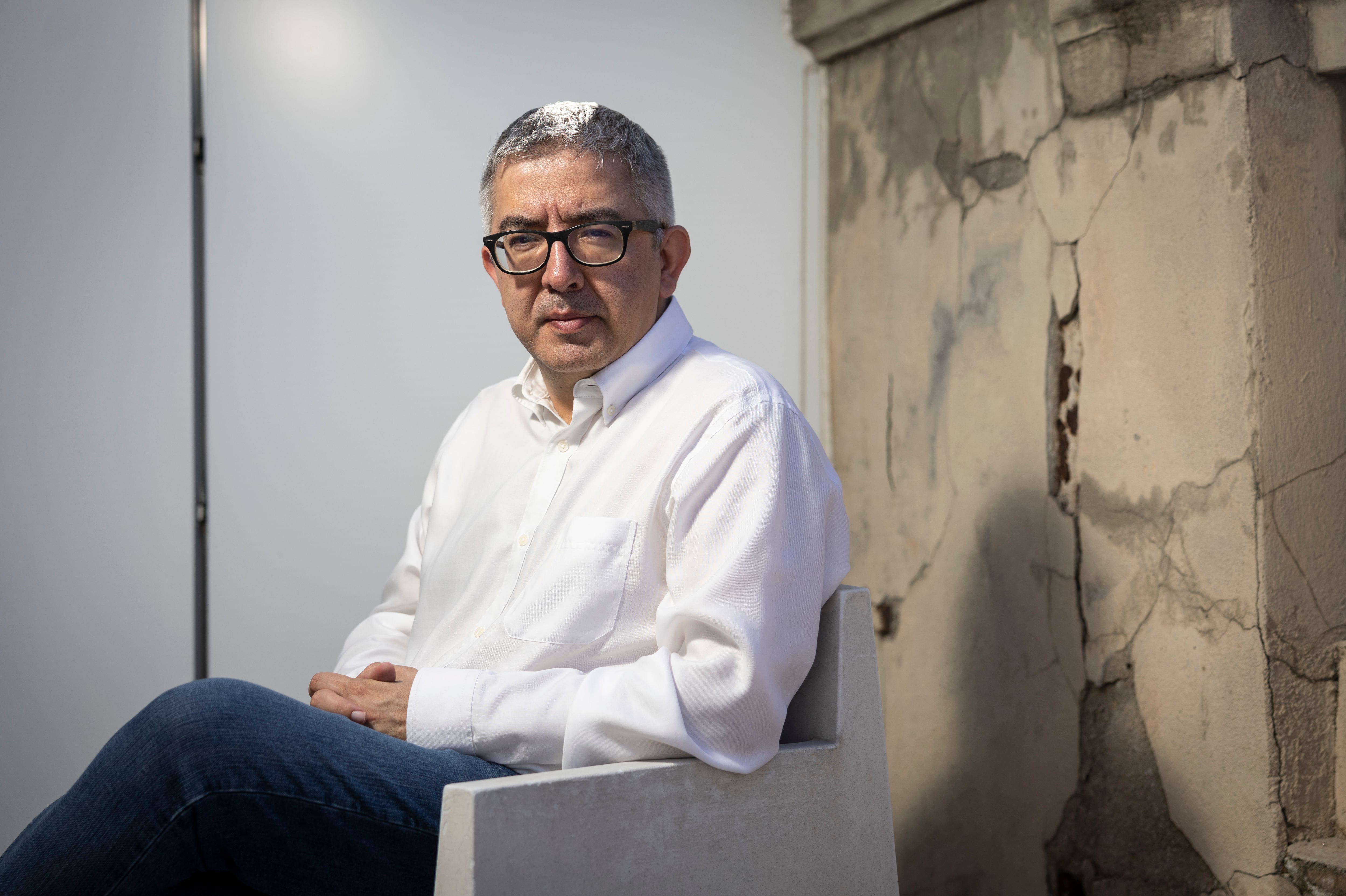 Jordi Amat se pregunta si es democrática “una ciudad en la que no pueden vivir los que han nacido en ella”. 