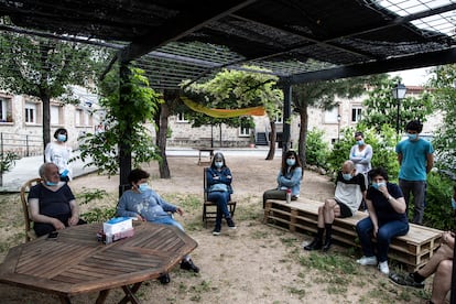 Un grupo de pacientes, en la residencia de personas con enfermedades psicológicas de la fundación Manantial, en el barrio de Hortaleza de Madrid.