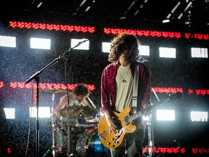 Nick Valensi, de The Strokes, toca en el festival Lollapalooza, en São Paulo.