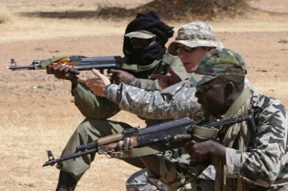 Un soldado estadounidense entrena a dos militares de Malí, en el marco de programas de cooperación para la lucha al terrorismo.