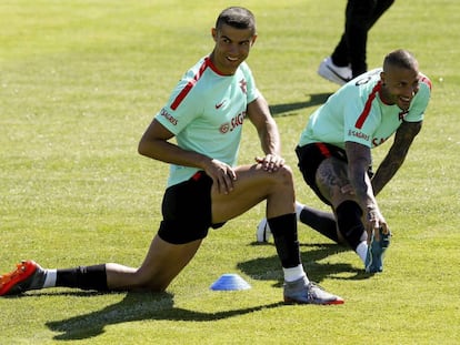 Cristiano Ronaldo estira durante unos entrenamientos con la selección de Portugal