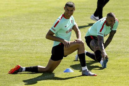 Cristiano Ronaldo estira durante unos entrenamientos con la selección de Portugal