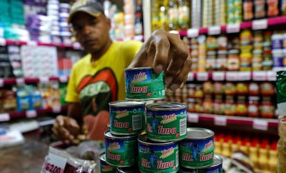 Latas de atum em um supermercado da Venezuela.