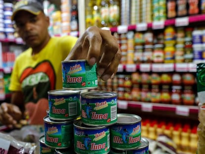 Latas de atum em um supermercado da Venezuela.