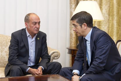 El <i>lehendakari</i>, Patxi López, con el diputado general de Gipuzkoa, Martin Garitano.