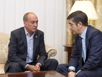 El <i>lehendakari</i>, Patxi López, con el diputado general de Gipuzkoa, Martin Garitano.