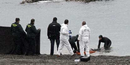 La Guàrdia Civil recupera un cadàver a la platja del Tarajal (Ceuta), el febrer del 2014.