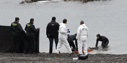 The Civil Guard recovers a body on El Tarajal beach in Ceuta in February 2014.