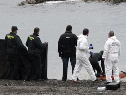 La Guardia Civil recupera un cad&aacute;ver en la playa del Tarajal (Ceuta).