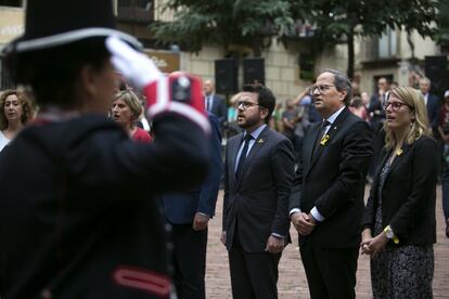 Quim Torra con Pere Aragonés, Elsa Artadi y Laura Borrás, durante el homenaje en el Fossar de les Moreres.