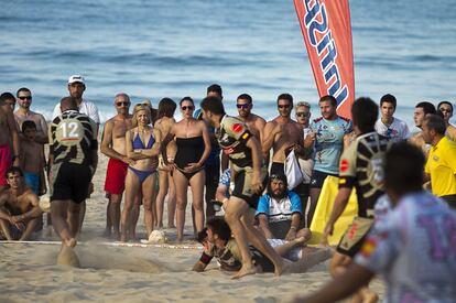 Una de las características de este tipo de torneos es que los bañistas pueden participar del evento deportivo mientras disfrutan de un día de playa. “No suelo ver rugby y me lo pasé genial viendo uno de los partidos”, ha contado Nieves Mira, de 24 años, una de las espectadoras.