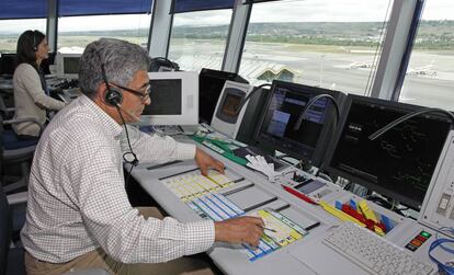 Dos controladores a&eacute;reos en la torre del aeropuerto madrile&ntilde;o de Barajas.