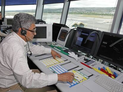 Dos controladores a&eacute;reos en la torre del aeropuerto madrile&ntilde;o de Barajas.