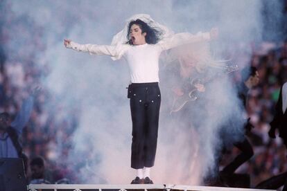 Michael Jackson va morir el 25 de juny del 2009 i des de llavors, lògicament, l'única manera de veure'l en directe és en forma d'holograma.