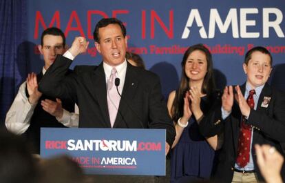 Santorum, celebrando su victoria de anoche en Luisiana.