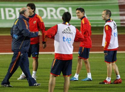 Navas atiende las indicaciones de Del Bosque junto a Capdevila, Albiol e Iniesta.