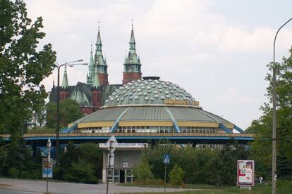 Kielce, en la región de Malopolska (al norte de Cracovia), alberga la que posiblemente sea la estación de autobuses más atractiva del país: un edificio retro-futurista de la década los 70, con forma de platillo volante. Sin embargo, hoy está parcialmente cerrada y a la espera de un destino incierto. Entretanto, algunos servicios ‘intercity’ operan desde paradas temporales de la zona. dworzec.kielce.pl