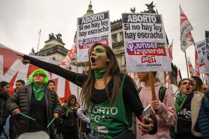 Manifestantes gritan consignas a favor del aborto en Buenos Aires (Argentina). 