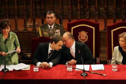 El rey Juan Carlos y José Luis Rodríguez Zapatero comentan algo ante la reina Sofía (derecha) y la ministra de Cultura, Carmen Calvo.