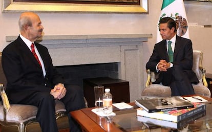 Fausto Vallejo (left) informs President Enrique Peña Nieto of his decision.