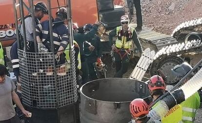 Instantánea del momento en el que la primera pareja de mineros descienden en una cápsula metálica para acceder al interior del tunel vertical a las 17:49 de este jueves, según ha informado a Subdelegación del Gobierno en Málaga. Las labores de excavación permitirán conectar mediante una galería con el hoyo en el que se espera encontrar a Julen.
