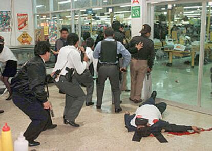 Imagen de archivo de un tiroteo entre policías y atracadores en un centro comercial de la ciudad de México.