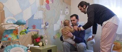 Iván Vallejo y Ricardo Lucas, con su hijo.