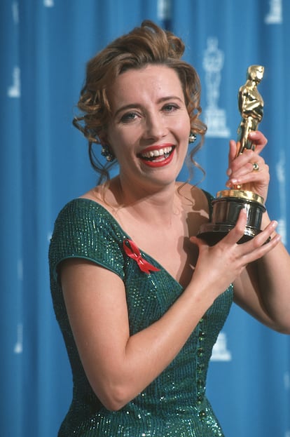 1993 – Emma Thompson. Para recibir su Oscar por 'Regreso a Howards End' Emma Thompson eligió un vestido satinado de Armani que reflejaba lo sofisticado que puede ser el brillo.