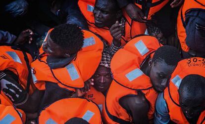 A bordo del Dignity I, uno de los barcos de búsqueda y rescate de Médicos Sin Fronteras, en el Mediterráneo, en julio de 2015.