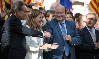 El expresidente catalán Artur Mas saluda a Andoni Ortuzar, del PNV, durante la Diada de Cataluña, en 2017.